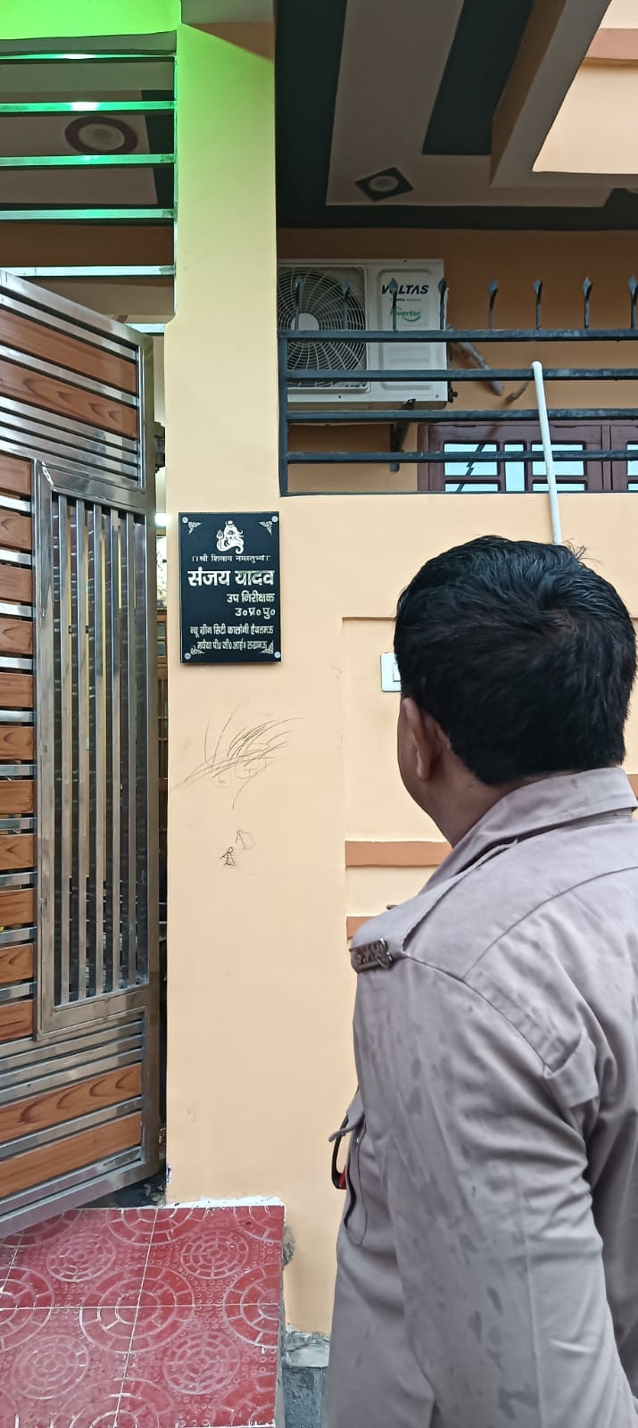 पीजीआई इलाके में चोरी के बाद घर में बिखर सामान। 