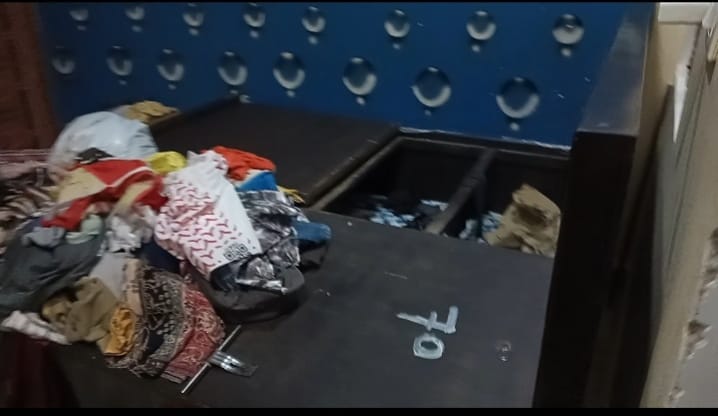 पीजीआई इलाके में चोरी के बाद घर में बिखर सामान। 