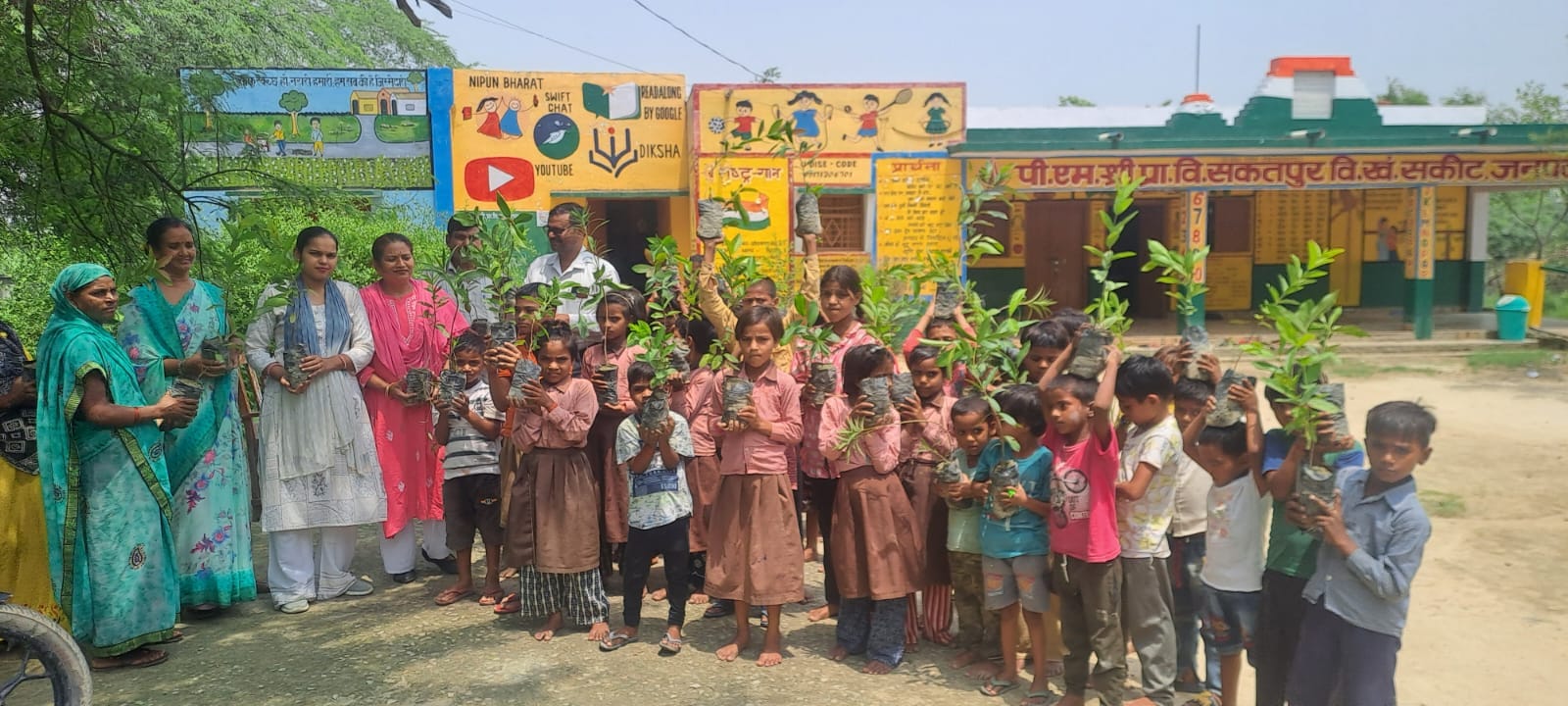 प्राथमिक विद्यालय अरथरा में पौधरोपण करते शिक्षक। स्रोत स्वयं