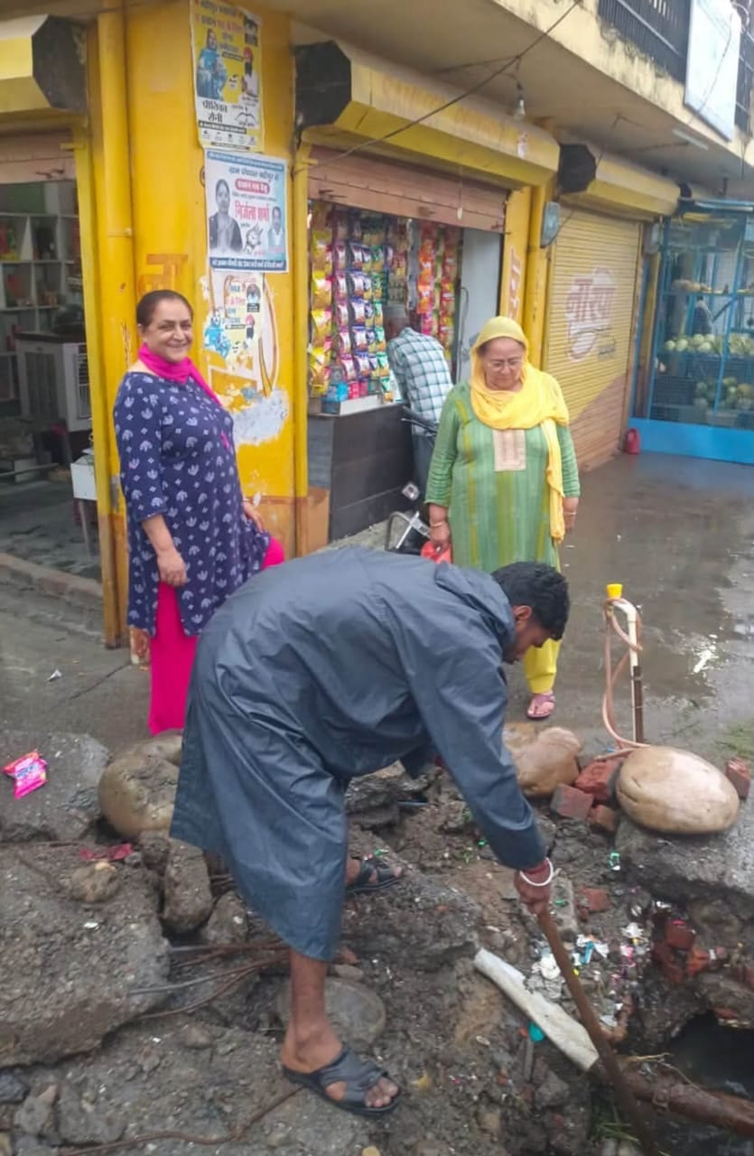 पांवटा साहिब के वार्डों में जलभराव क्षेत्र का जायजा लेते एसडीएम द्विज गोयल, नगर परिषद की अध्यक् पांवटा साहिब के वार्डों में जलभराव क्षेत्र का जायजा लेते एसडीएम द्विज गोयल, नगर परिषद की अध्यक्