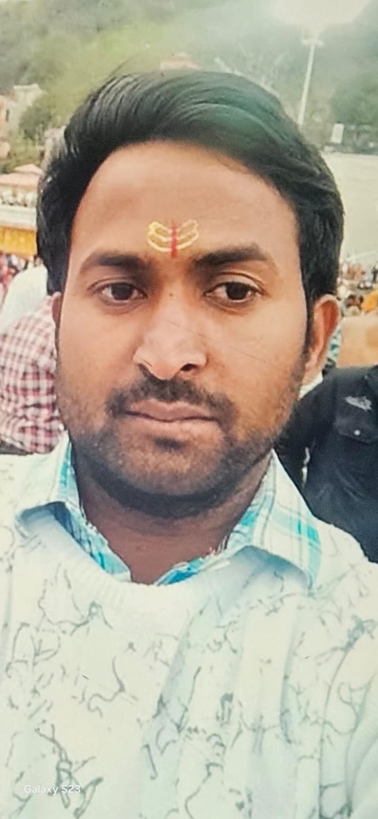 सगे भाइयों की मौत के बाद सीएचसी में गमगीन खड़े परिजन। संवाद