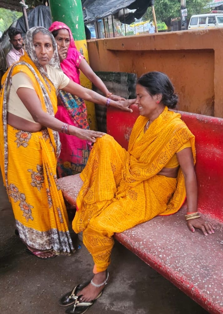 सगे भाइयों की मौत के बाद सीएचसी में गमगीन खड़े परिजन। संवाद