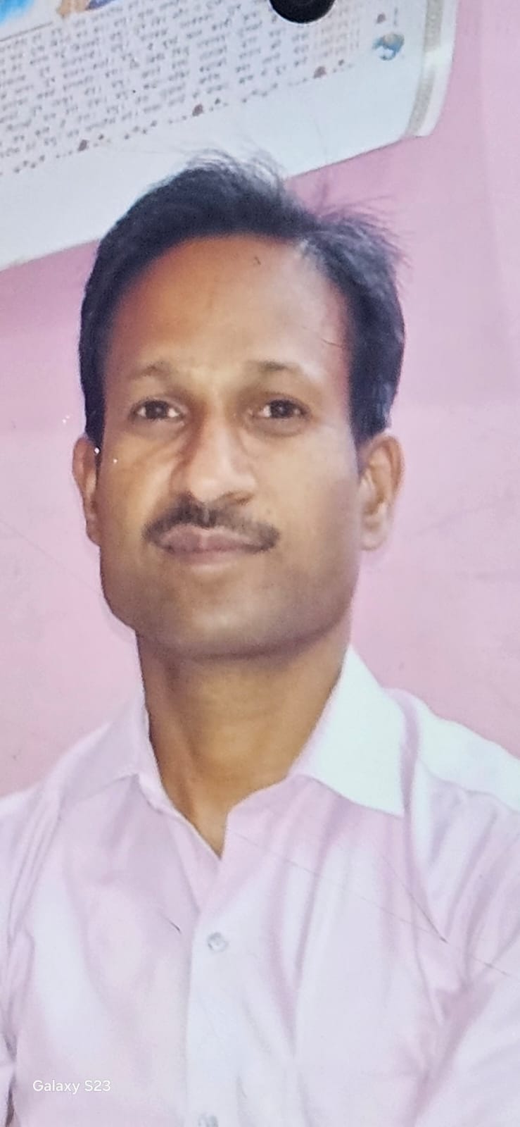 सगे भाइयों की मौत के बाद सीएचसी में गमगीन खड़े परिजन। संवाद