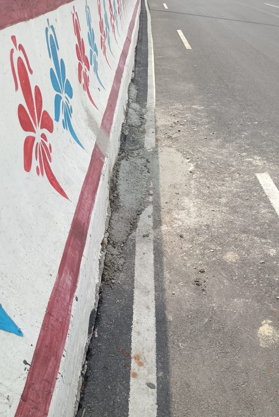 सड़क के किनारे पर बना गड्ढा और बाद में इसकी हुई मरम्मत।