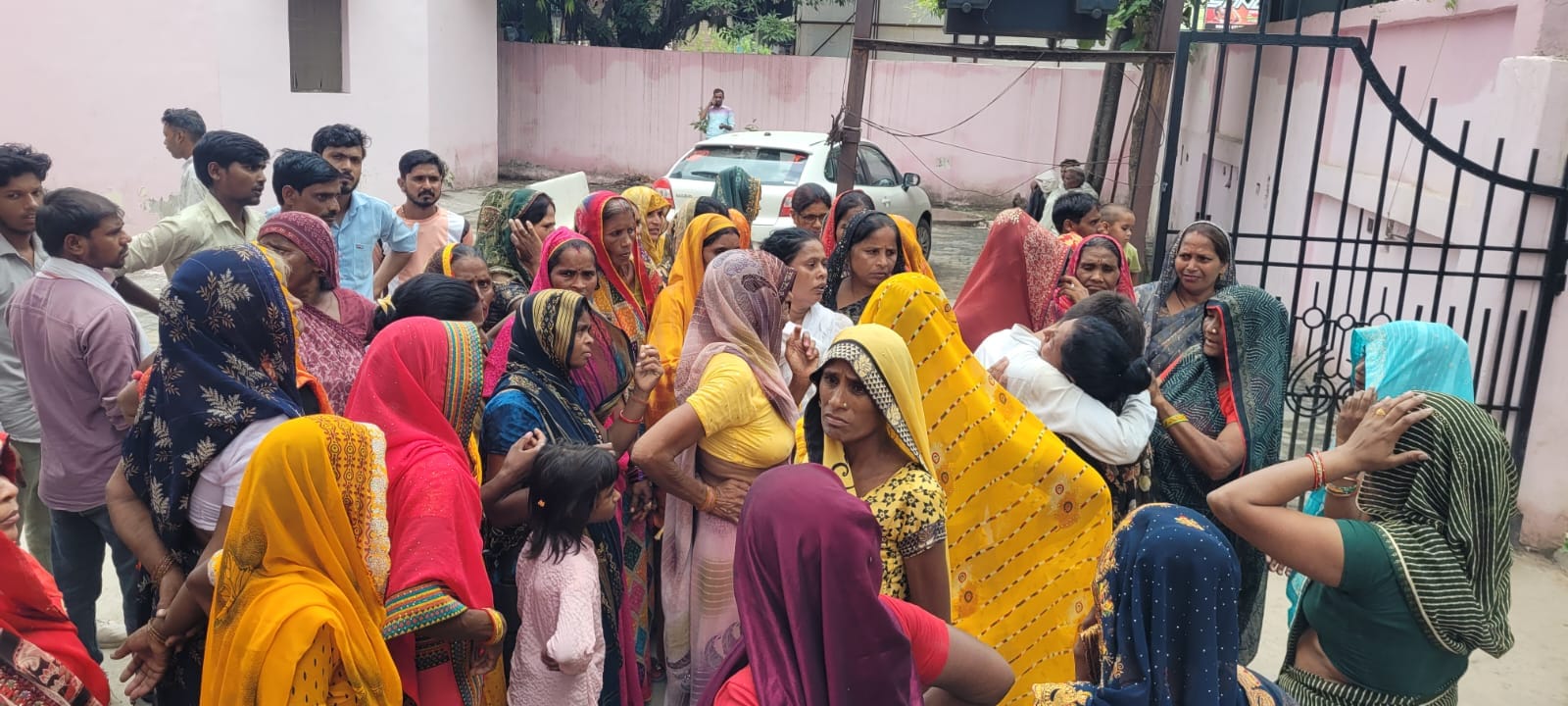 स्वास्थ्य विभाग की टीम न्यू लाइफ हॉस्पीटल को सील करती हुई। स्रोत स्वास्थ्य विभाग