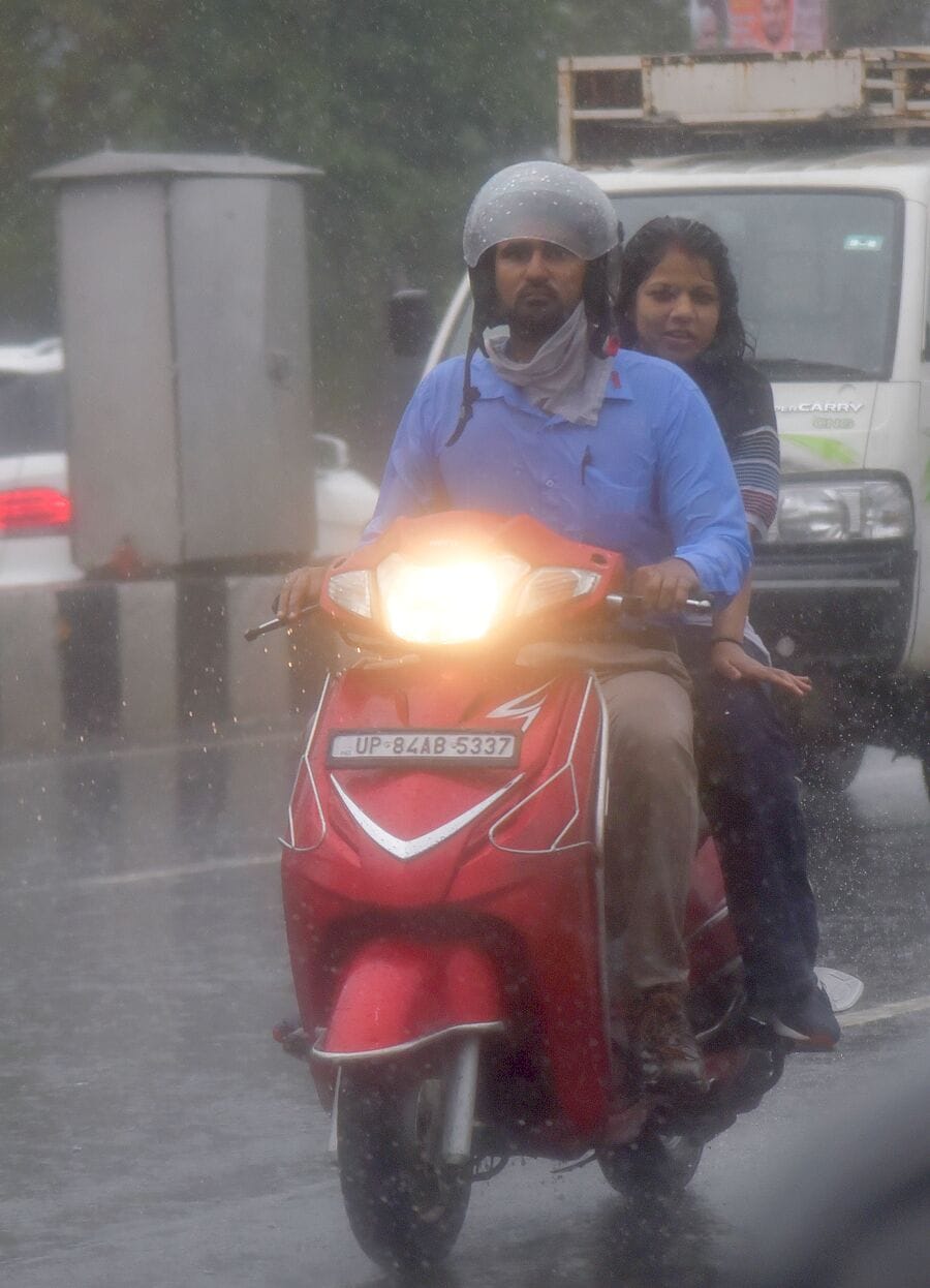 शुक्रवार को राजधानी में बारिश का नजारा। शुक्रवार को राजधानी में बारिश का नजारा।
