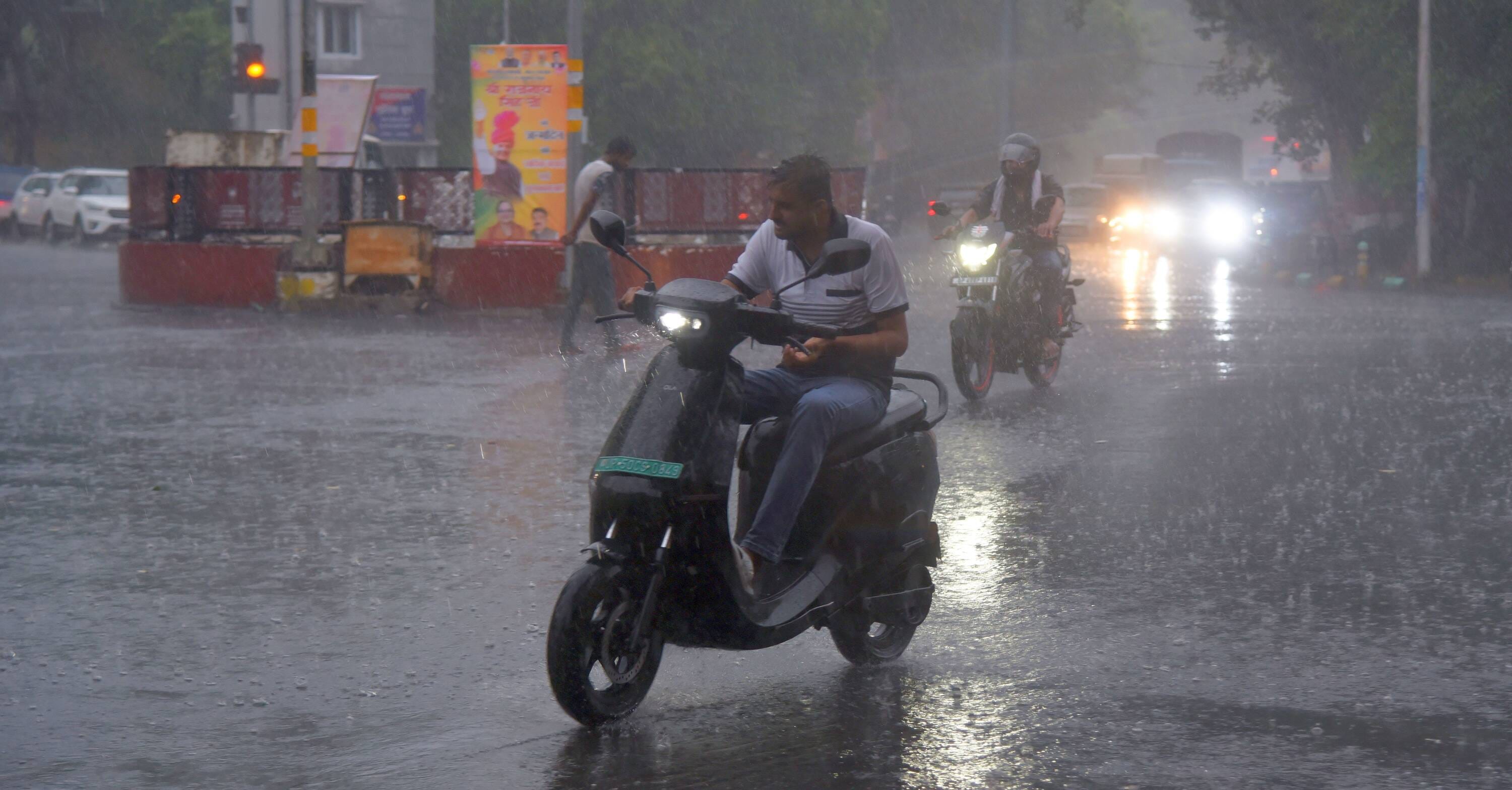 शुक्रवार को राजधानी में बारिश का नजारा। शुक्रवार को राजधानी में बारिश का नजारा।