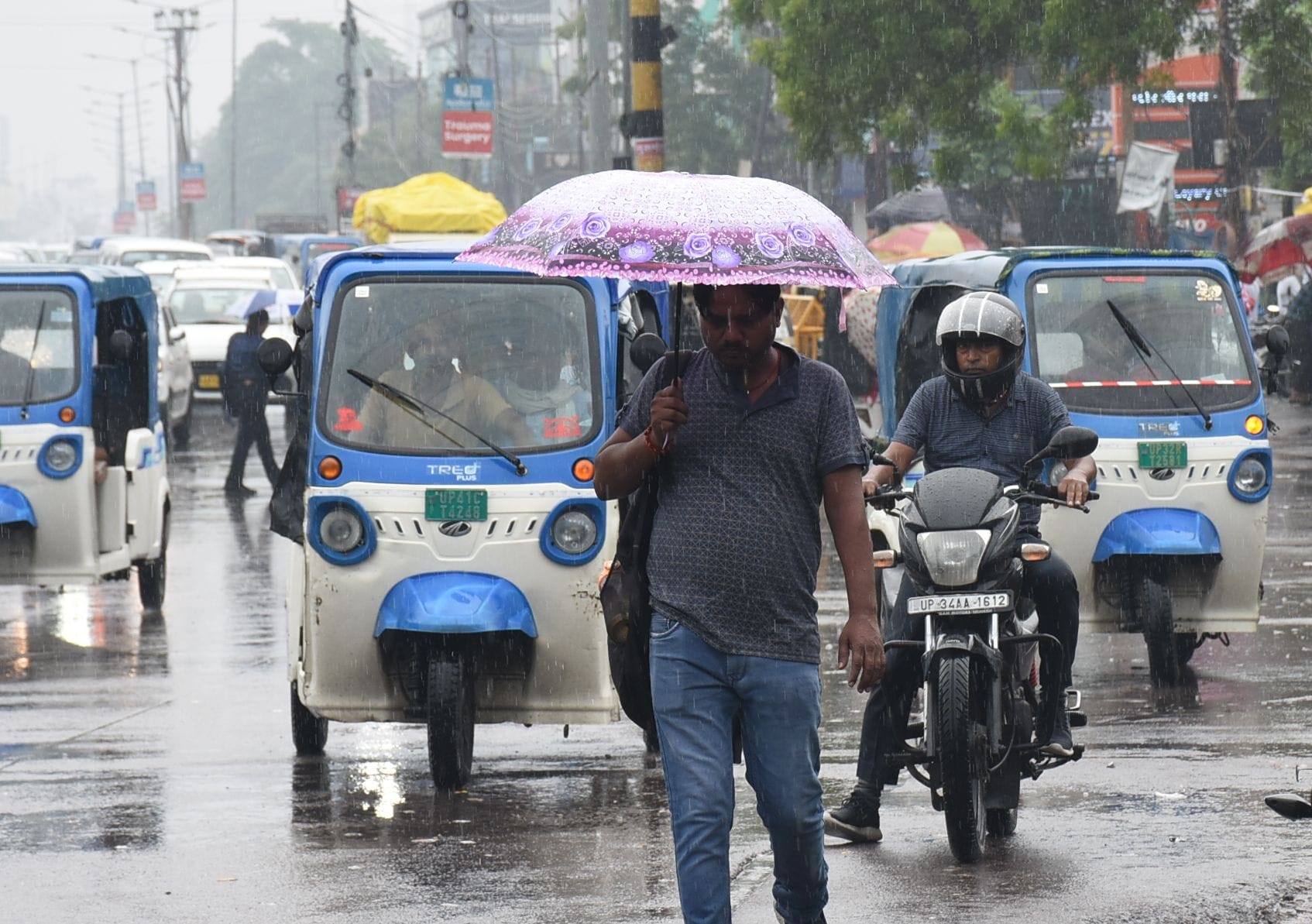 शुक्रवार को राजधानी में बारिश का नजारा। शुक्रवार को राजधानी में बारिश का नजारा।