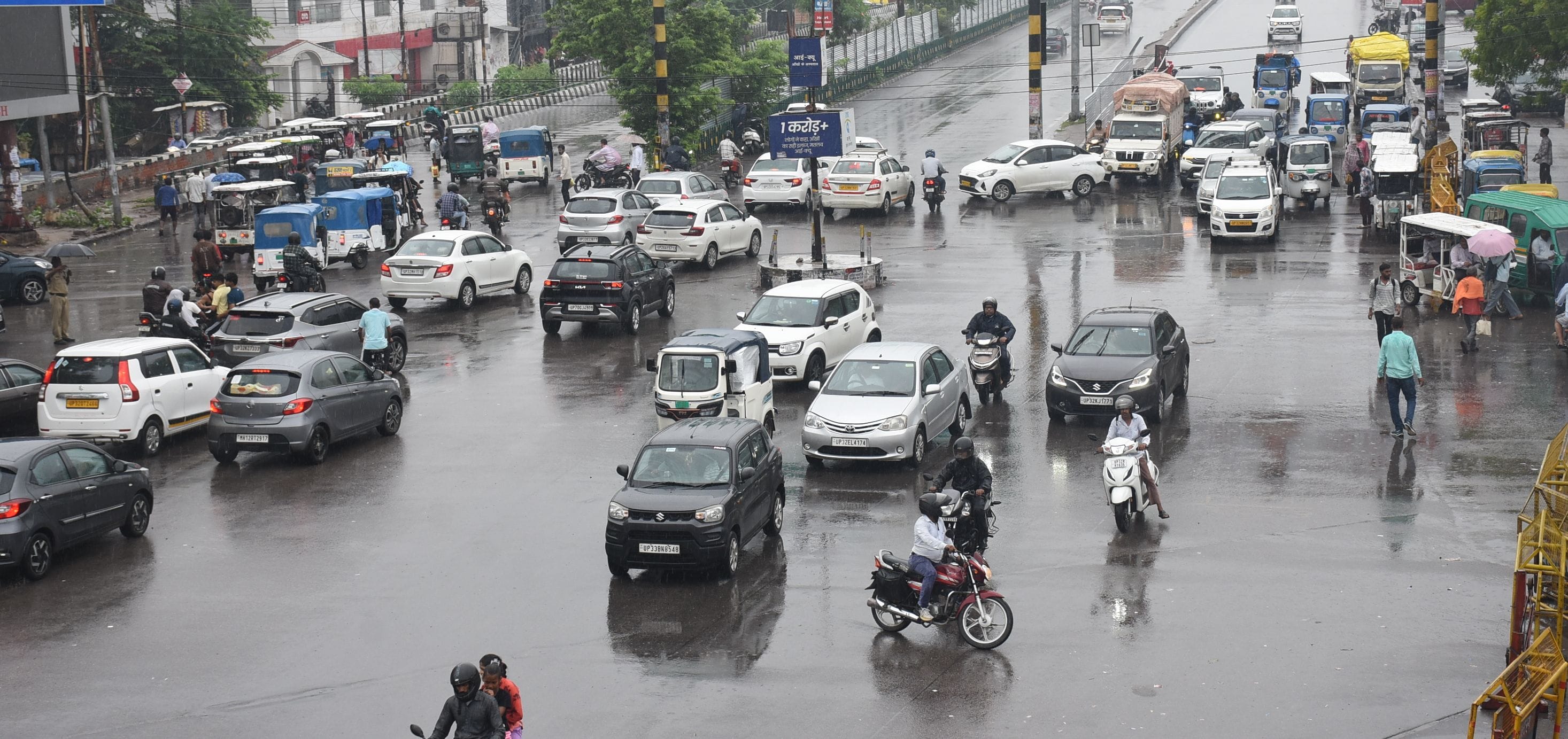 शुक्रवार को राजधानी में बारिश का नजारा। शुक्रवार को राजधानी में बारिश का नजारा।