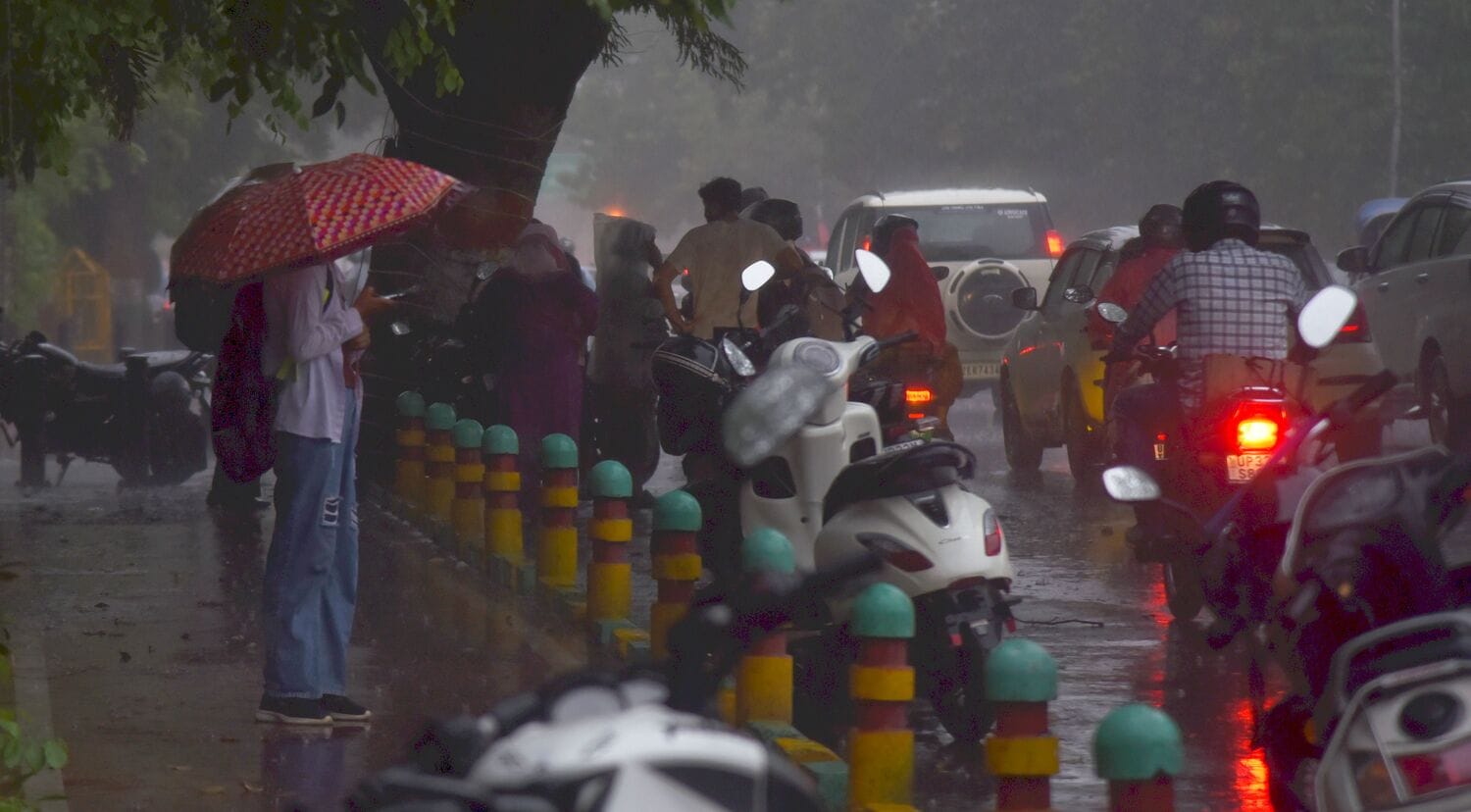 शुक्रवार को राजधानी में बारिश का नजारा। शुक्रवार को राजधानी में बारिश का नजारा।