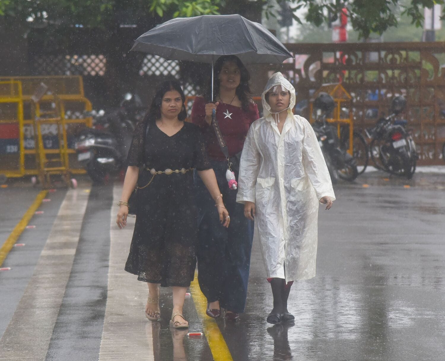 शुक्रवार को राजधानी में बारिश का नजारा। शुक्रवार को राजधानी में बारिश का नजारा।