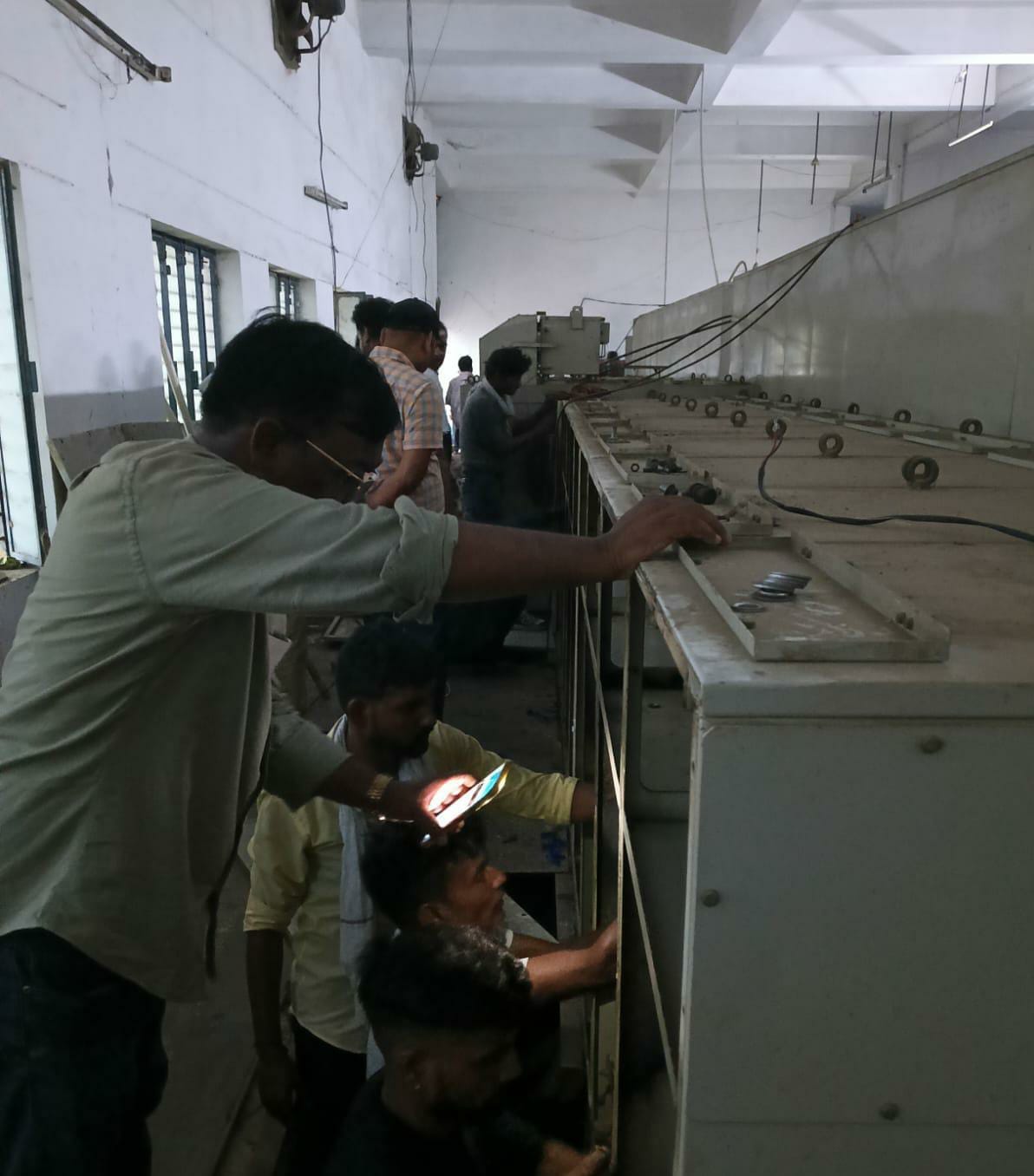 तारों में लगी आग और उपकेंद्र में मरम्मत करते कर्मचारी। तारों में लगी आग और उपकेंद्र में मरम्मत करते कर्मचारी।