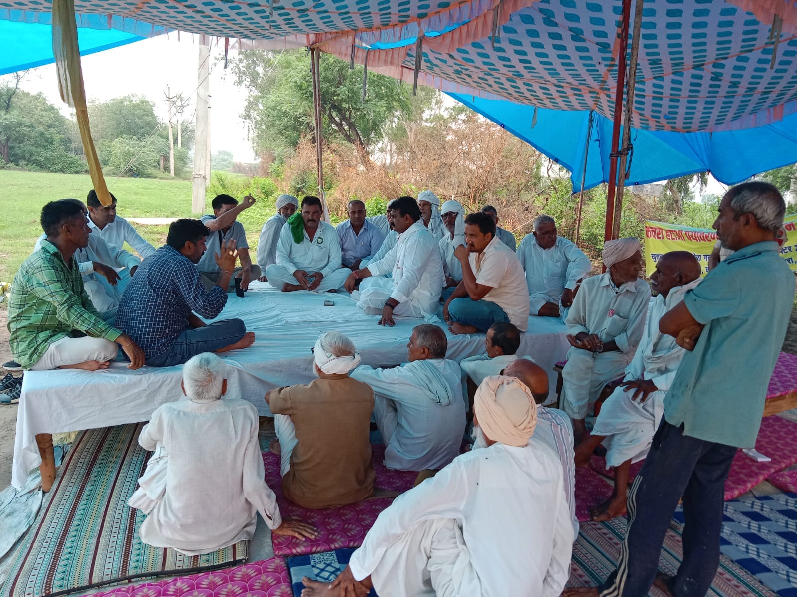 धरने पर लोगों के साथ बैठे विधायक। धरने पर लोगों के साथ बैठे विधायक।
