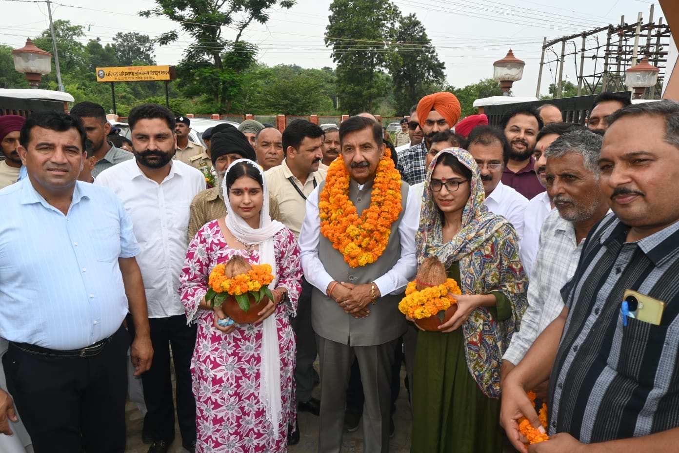 उप मुख्यमंत्री हरोली कॉलेज के शैक्षणिक भवन का उद्घाटन करते और प्रोफेसर सिम्मी अग्निहोत्री की प् उप मुख्यमंत्री हरोली कॉलेज के शैक्षणिक भवन का उद्घाटन करते और प्रोफेसर सिम्मी अग्निहोत्री की प्