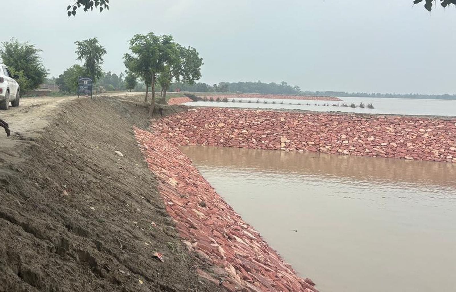 उसहैत में इस तरफ कटान रोकने के लिए बाढ़ खंड की ओर से तैयारी की गई है। संवाद उसहैत में इस तरफ कटान रोकने के लिए बाढ़ खंड की ओर से तैयारी की गई है। संवाद