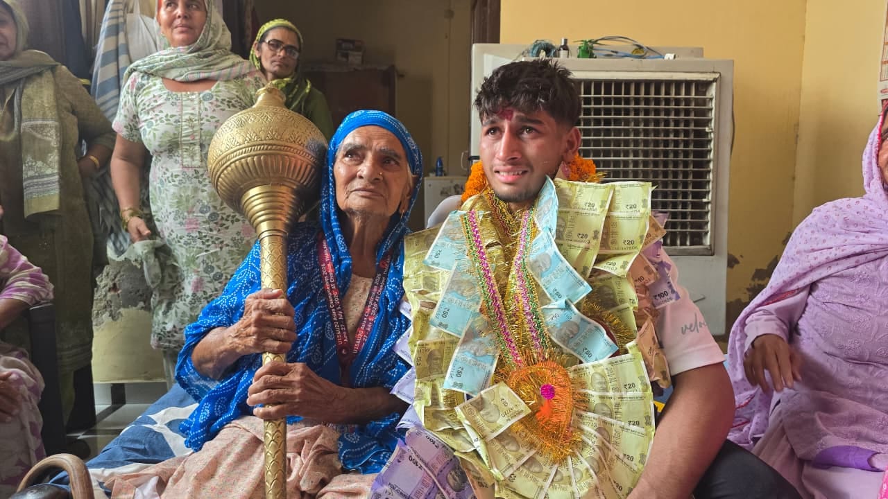 12jjrp12- झज्जर। गांव सिलानी में सम्मान समारोह के दौरान खिलाड़ी अरमान। संवाद 12jjrp12- झज्जर। गांव सिलानी में सम्मान समारोह के दौरान खिलाड़ी अरमान। संवाद