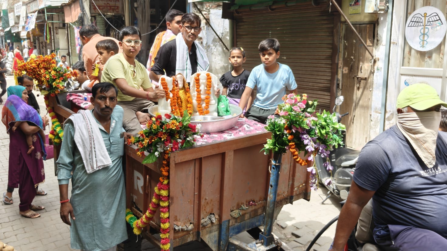 12jjrp14- बेरी में आयोजित कलश यात्रा में शामिल महिलाएं व अन्य श्रद्धालु। संवाद 12jjrp14- बेरी में आयोजित कलश यात्रा में शामिल महिलाएं व अन्य श्रद्धालु। संवाद