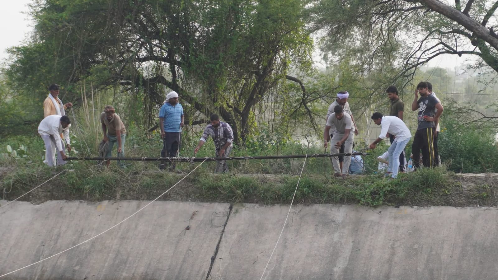 12jjrp22- मातनहेल-छुछकवास सड़क को जाम कर रहे लोगों को समझाते पुलिस अधिकारी। स्रोत : ग्रामीण 12jjrp22- मातनहेल-छुछकवास सड़क को जाम कर रहे लोगों को समझाते पुलिस अधिकारी। स्रोत : ग्रामीण