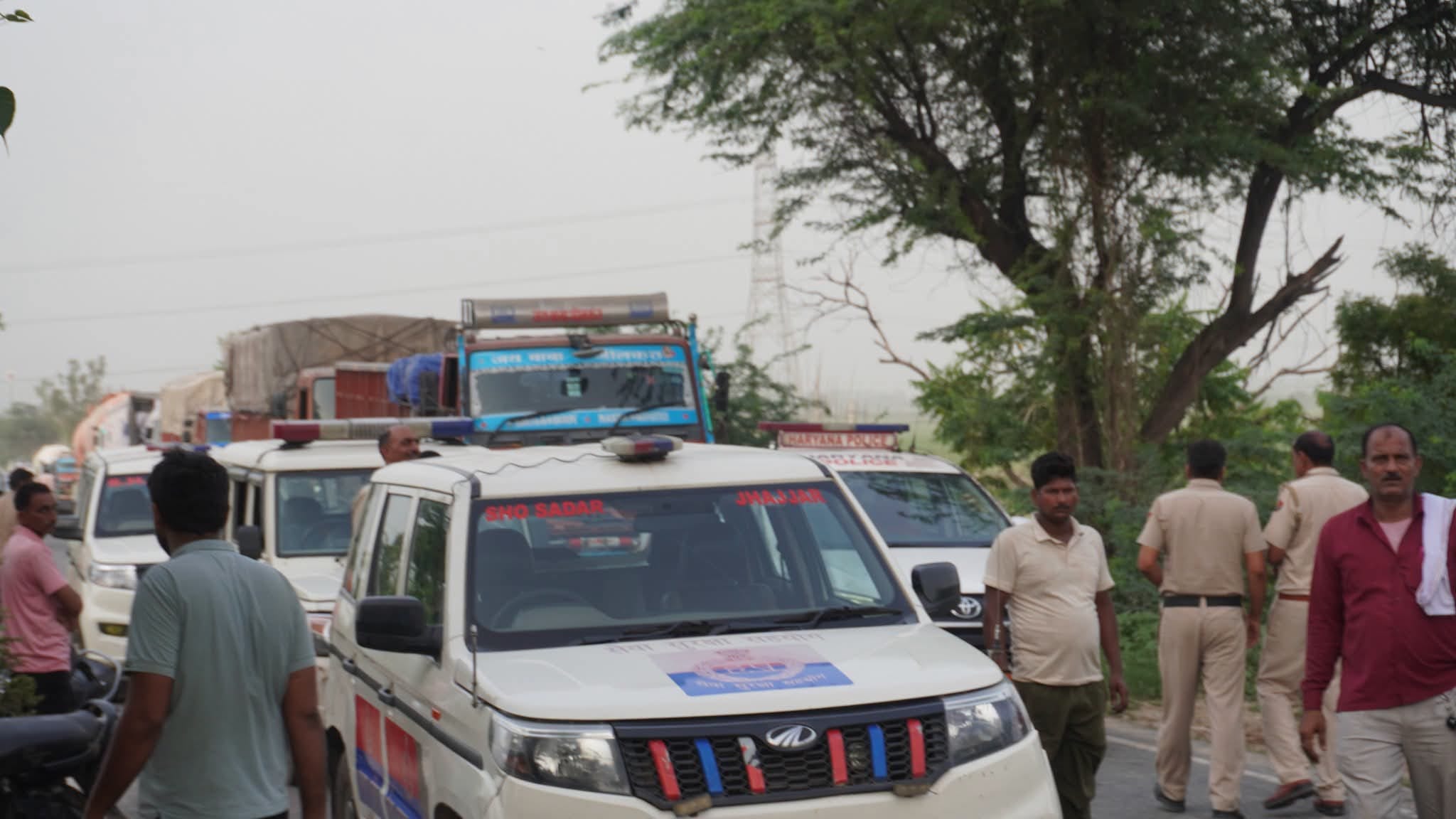 12jjrp22- मातनहेल-छुछकवास सड़क को जाम कर रहे लोगों को समझाते पुलिस अधिकारी। स्रोत : ग्रामीण 12jjrp22- मातनहेल-छुछकवास सड़क को जाम कर रहे लोगों को समझाते पुलिस अधिकारी। स्रोत : ग्रामीण