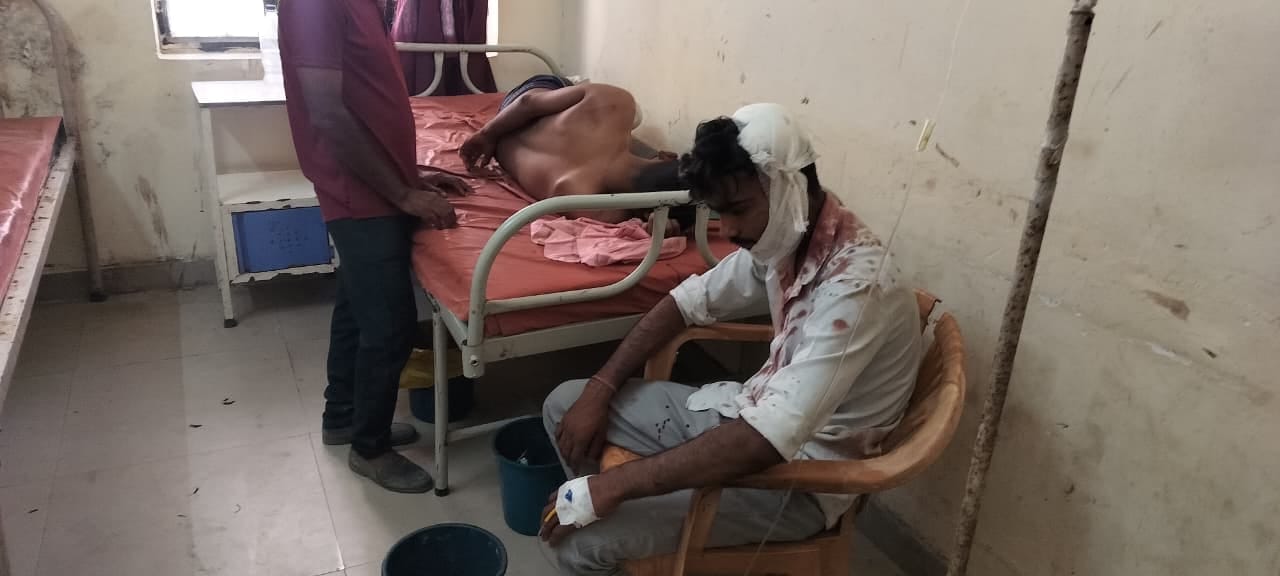 अलीगंज में मेड़ विवाद को लेकर पथराव करते लोग। संवाद