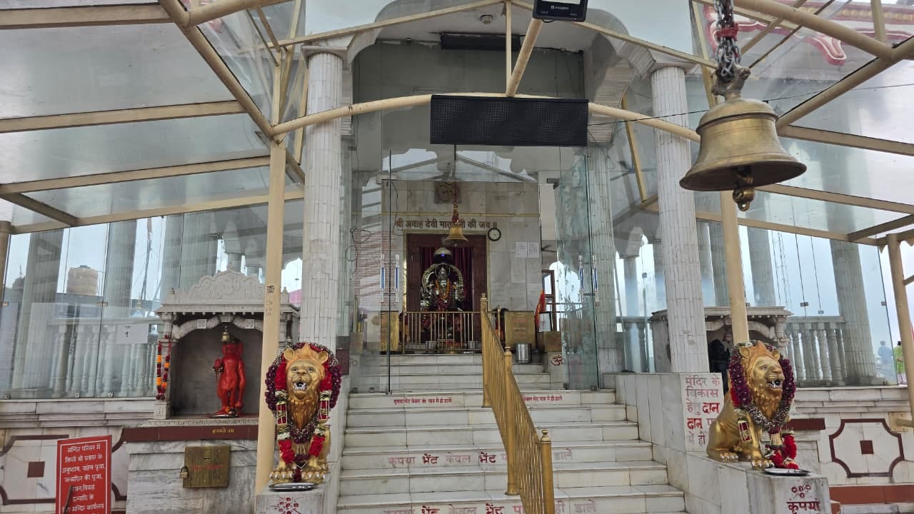 अवाहदेवी माता मंदिर में लिफ्ट निर्माण के लिए लगा डंगा। संवाद अवाहदेवी माता मंदिर में लिफ्ट निर्माण के लिए लगा डंगा। संवाद