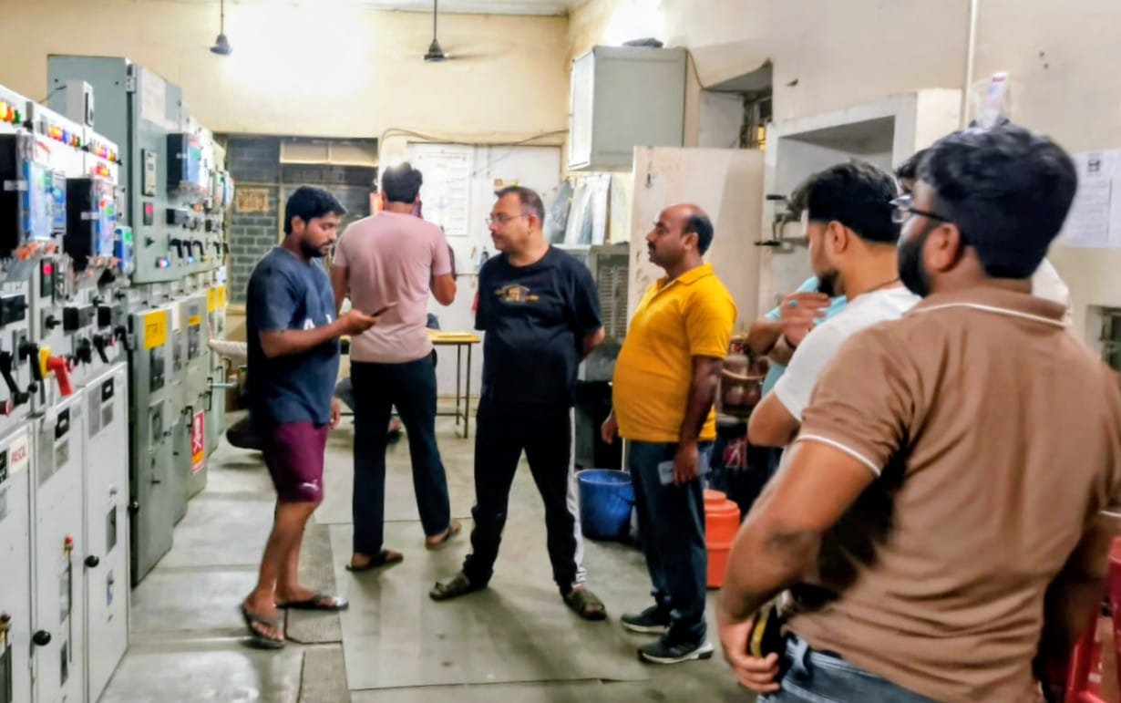बिजली लाईनों में आ रहे फाल्ट को ठीक करने में जुटे विद्युत कर्मचारी। (स्त्रोत उपभोक्ता) मवाना। बिजली लाईनों में आ रहे फाल्ट को ठीक करने में जुटे विद्युत कर्मचारी। (स्त्रोत उपभोक्ता) मवाना।