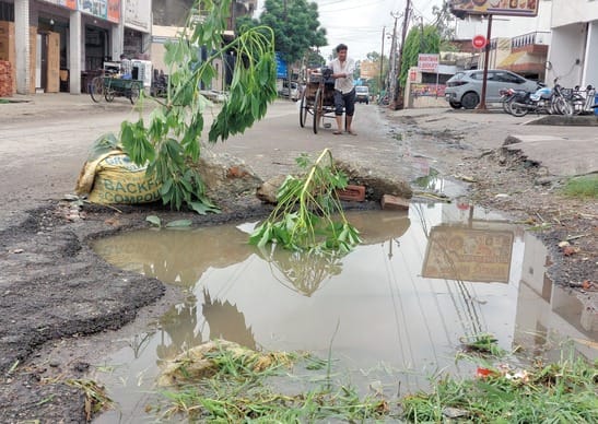 बिजनौर बाईपास पर चक्कर चौराहे के पास टूटी सड़क। संवाद बिजनौर बाईपास पर चक्कर चौराहे के पास टूटी सड़क। संवाद