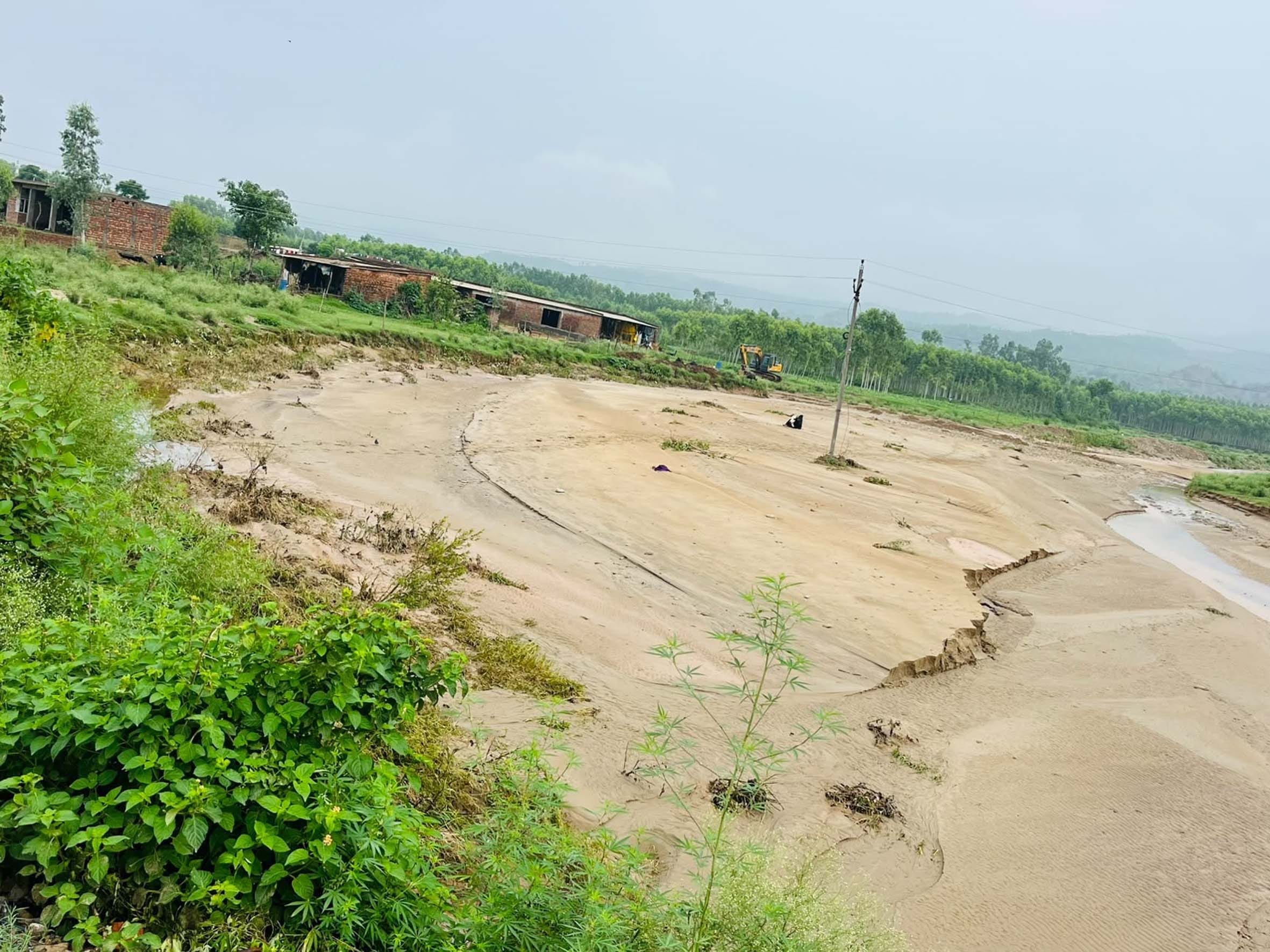 बारिश के पानी से खेतोंं में हुआ भूमि का कटाव। संवाद