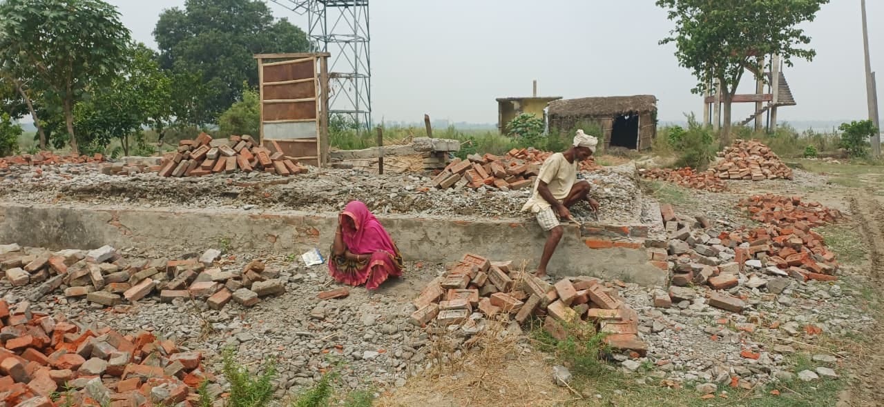 बांसडीह क्षेत्र के भोजपुरवा गांव की भूमि को काटती सरयू नदी की लहरें।संवाद बांसडीह क्षेत्र के भोजपुरवा गांव की भूमि को काटती सरयू नदी की लहरें।संवाद