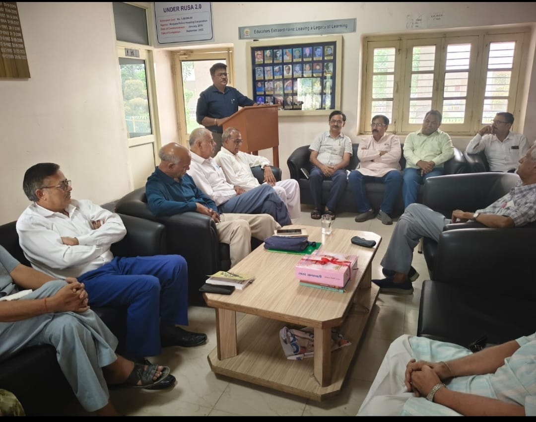 बैठक करते हुए साहित्य सभा के सदस्य। विज्ञप्ति बैठक करते हुए साहित्य सभा के सदस्य। विज्ञप्ति