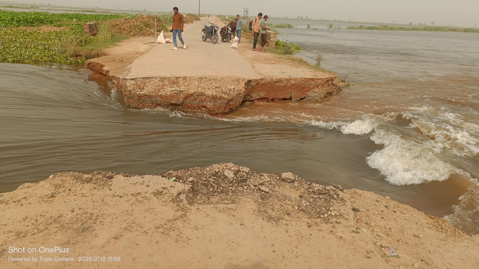 चांदपुर मार्ग के टूटने के बाद दूसरी और फंसे राहगीर स्रोत संवाद चांदपुर मार्ग के टूटने के बाद दूसरी और फंसे राहगीर स्रोत संवाद