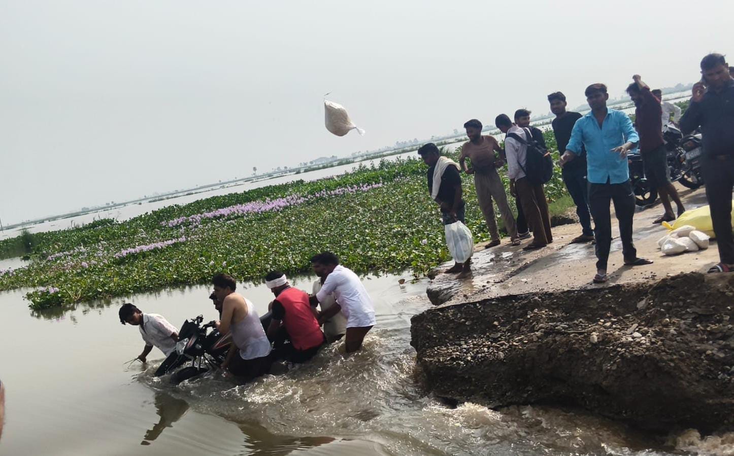 चांदपुर मार्ग के टूटने के बाद दूसरी और फंसे राहगीर स्रोत संवाद चांदपुर मार्ग के टूटने के बाद दूसरी और फंसे राहगीर स्रोत संवाद