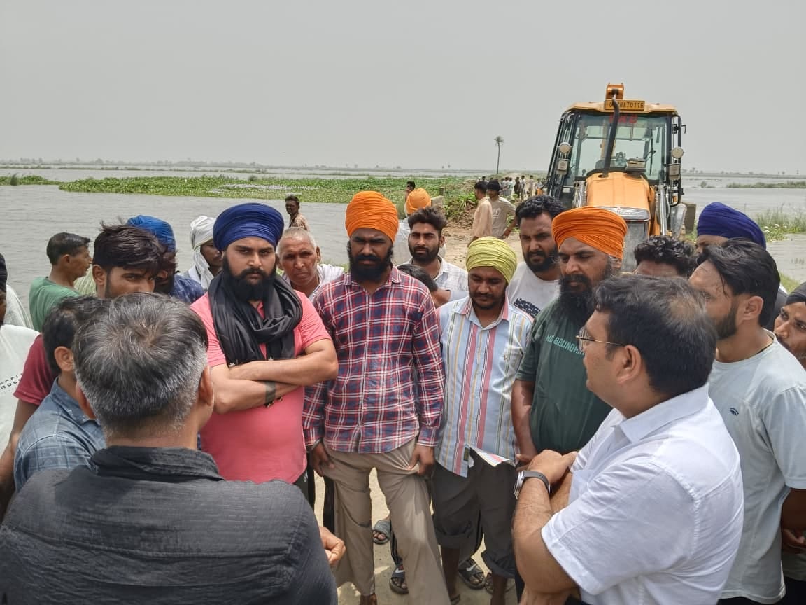 चांदपुर मार्ग के टूटने के बाद दूसरी और फंसे राहगीर स्रोत संवाद चांदपुर मार्ग के टूटने के बाद दूसरी और फंसे राहगीर स्रोत संवाद