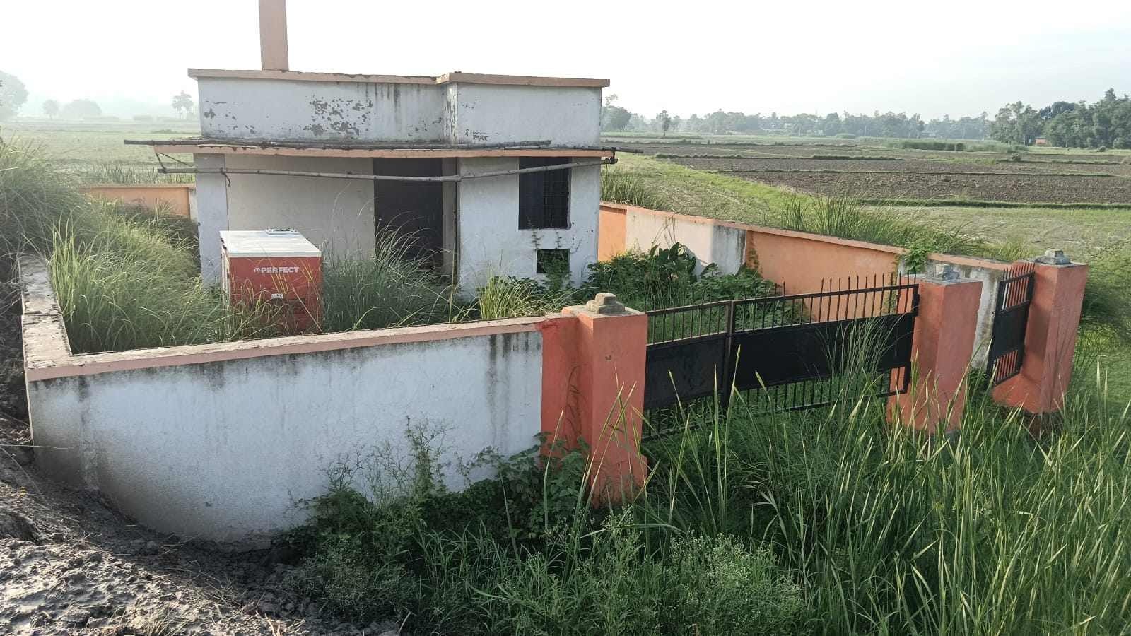 फरिहा गांव में अधूरा पड़ा ओवरहेड टैंक का निर्माण। संवाद