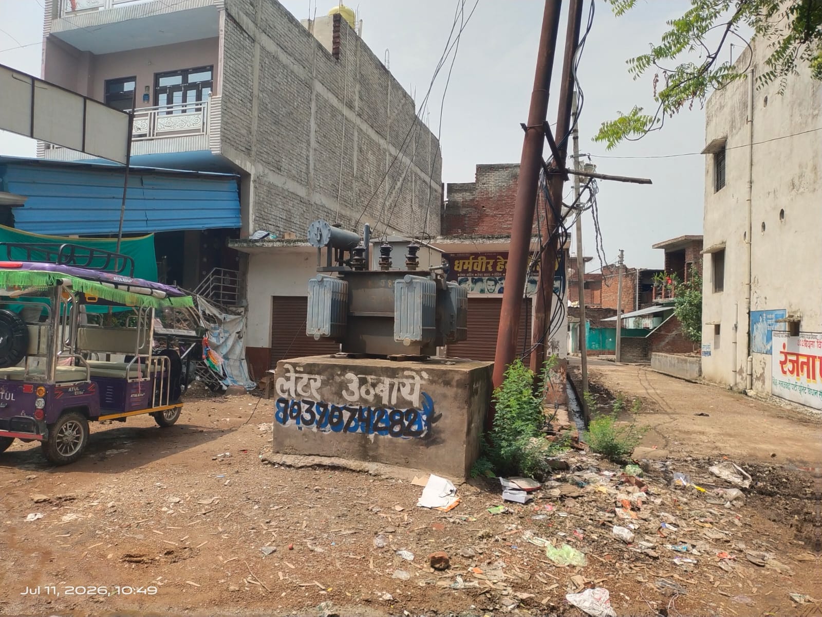 फोटो -14- किशनी रोड किनारे झाड़ियों के बीच खुले में रखा ट्रांसफार्मर। संवाद