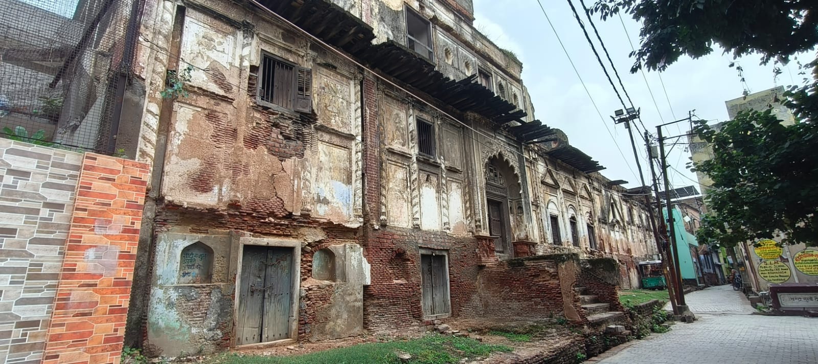 फोटो-15, लोहिया अस्पताल परिसर स्थित जर्जर आवास। संवाद
