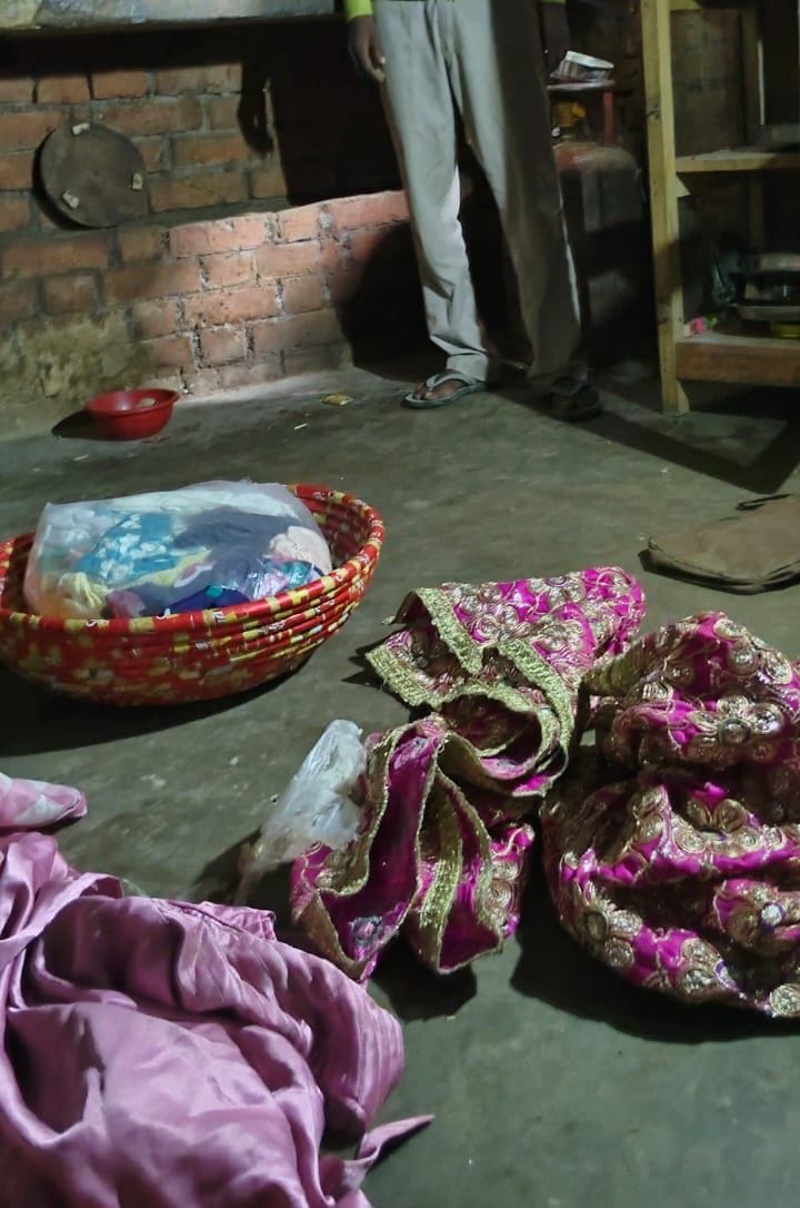 फोटो-2- चोरी के बाद टूटे बक्से व बिखरे सामान को देखते ट्रांसपोर्टर गोविंद। संवाद फोटो-2- चोरी के बाद टूटे बक्से व बिखरे सामान को देखते ट्रांसपोर्टर गोविंद। संवाद