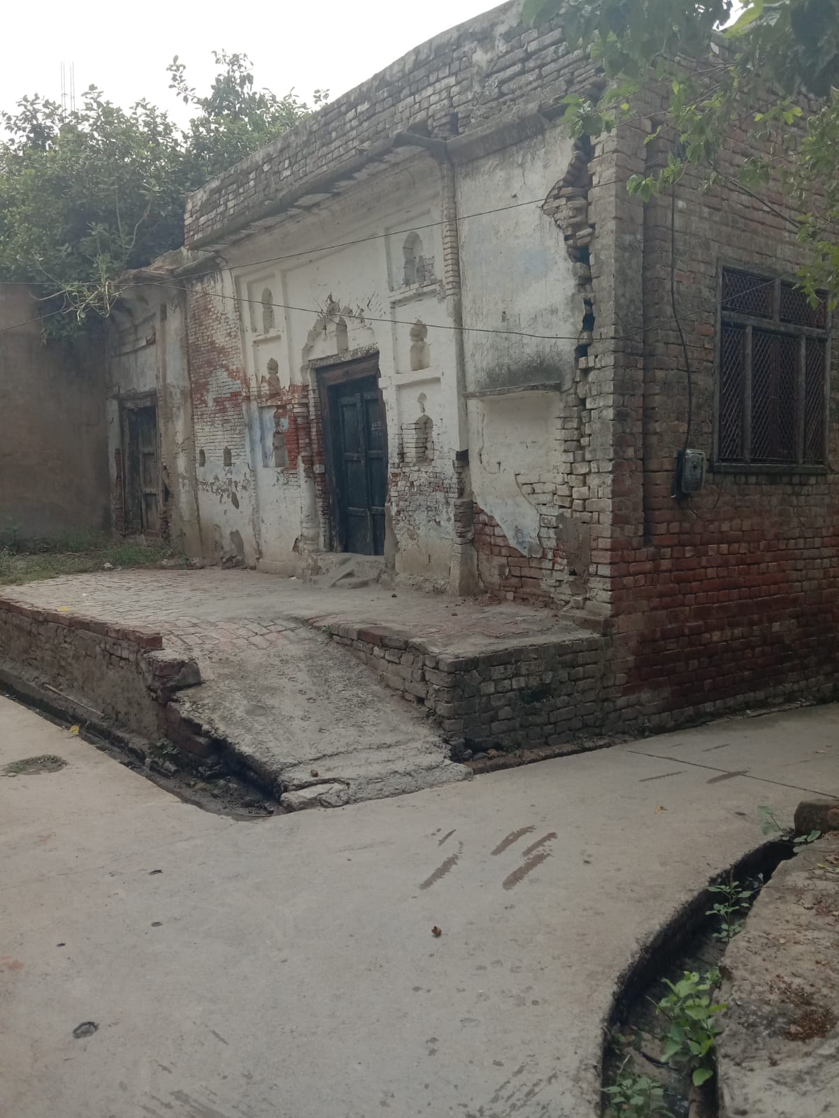 फोटो 30 शहर के मोहल्ला चौथियाना में जर्जर भवन। संवाद फोटो 30 शहर के मोहल्ला चौथियाना में जर्जर भवन। संवाद