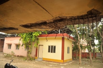 गढ़ रोड सीएचसी में बने क्वाटरों का आगे से टूटा पड़ा छज्जा। संवाद