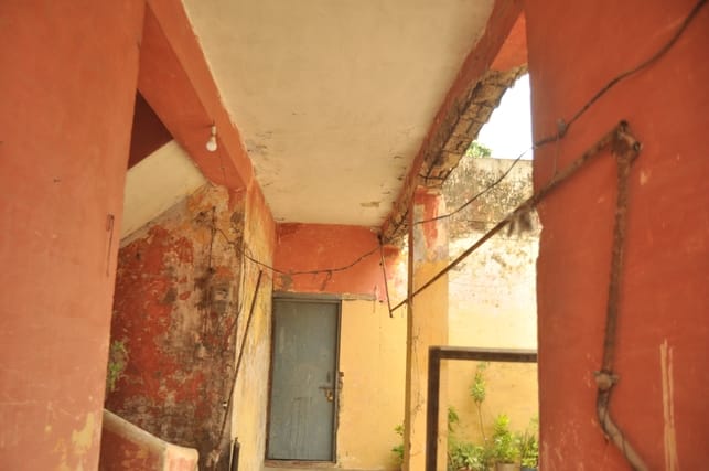 गढ़ रोड सीएचसी में बने क्वाटरों का आगे से टूटा पड़ा छज्जा। संवाद