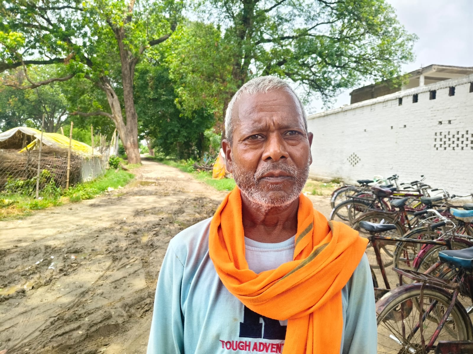 गनपा स्थित खराब व कीचड़ भरे सड़क से होकर स्कूल जाते बच्चे। संवाद गनपा स्थित खराब व कीचड़ भरे सड़क से होकर स्कूल जाते बच्चे। संवाद