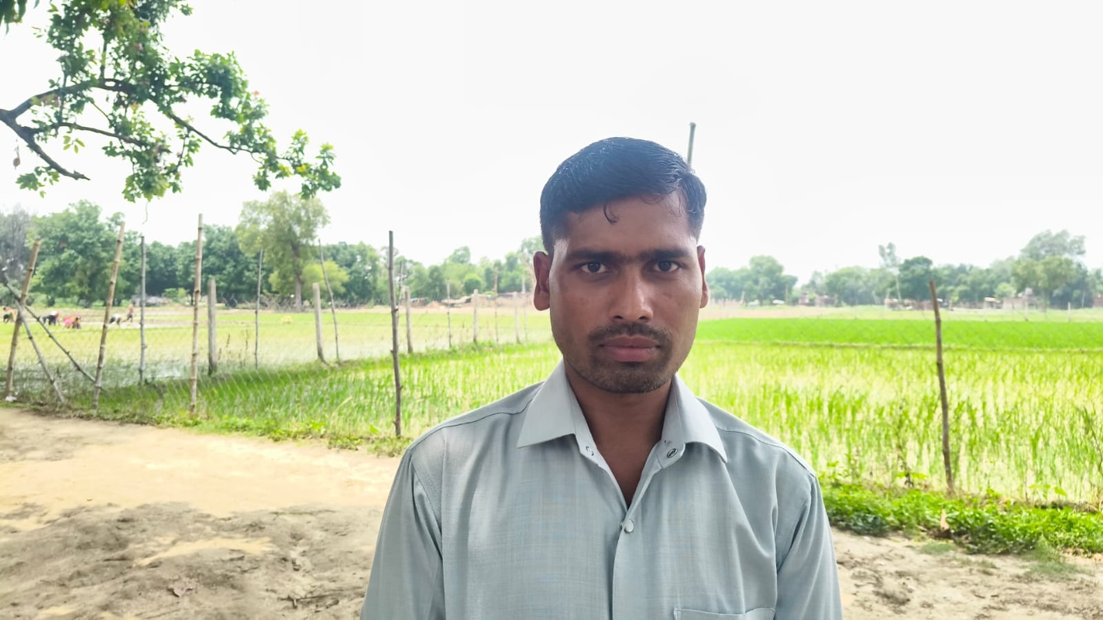 गनपा स्थित खराब व कीचड़ भरे सड़क से होकर स्कूल जाते बच्चे। संवाद गनपा स्थित खराब व कीचड़ भरे सड़क से होकर स्कूल जाते बच्चे। संवाद