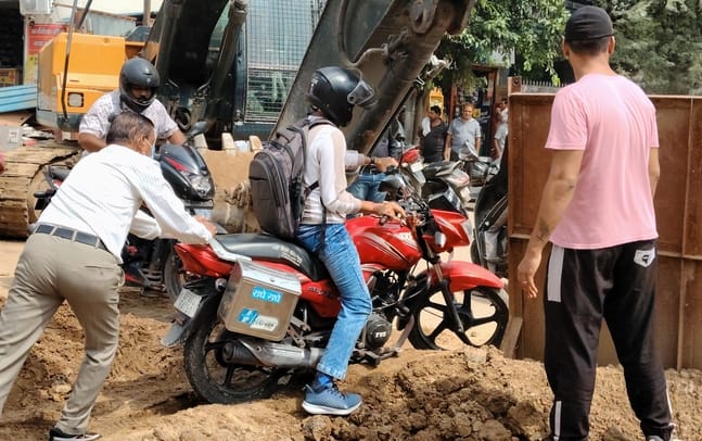 गिरा विशाल पेड़ और परेशान लोग