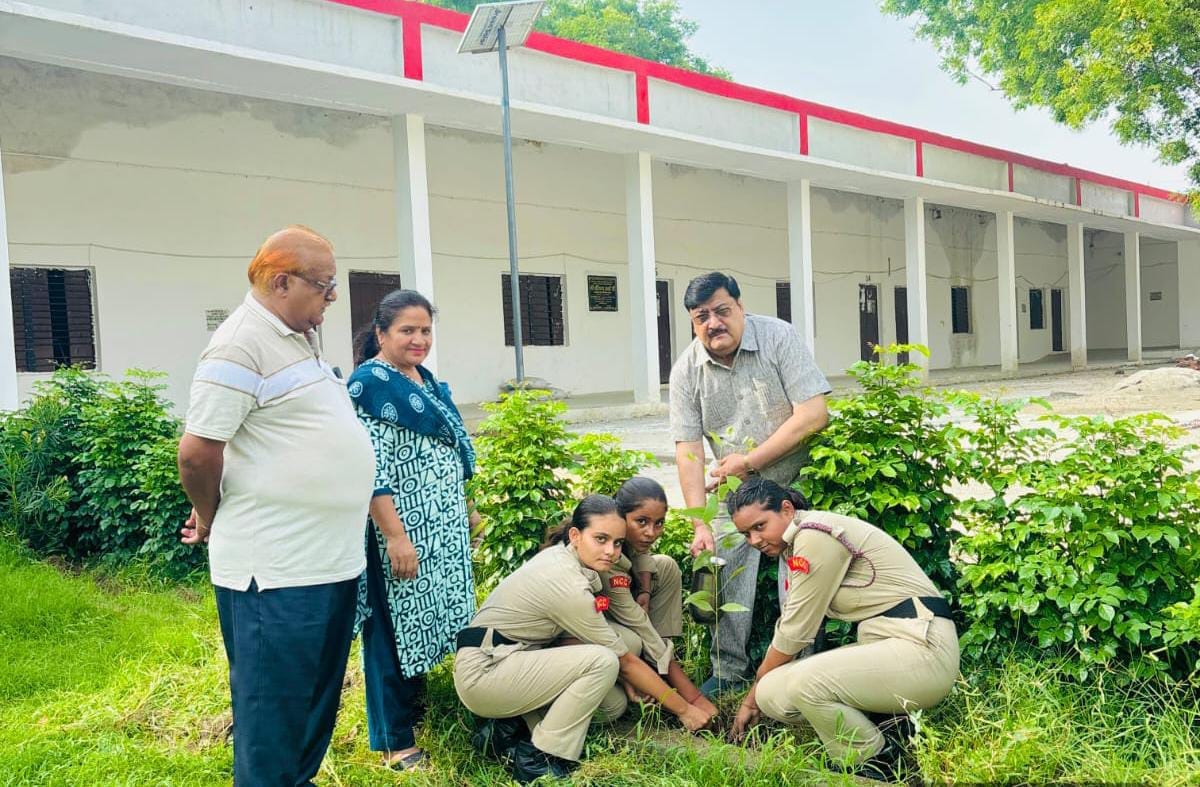 गांव के अली रामपुर में आयोजित वृ हद पौधारोपण कार्यक्रम में पौधारोपंते एमएलसी अश्वनी त्यागी वह भ