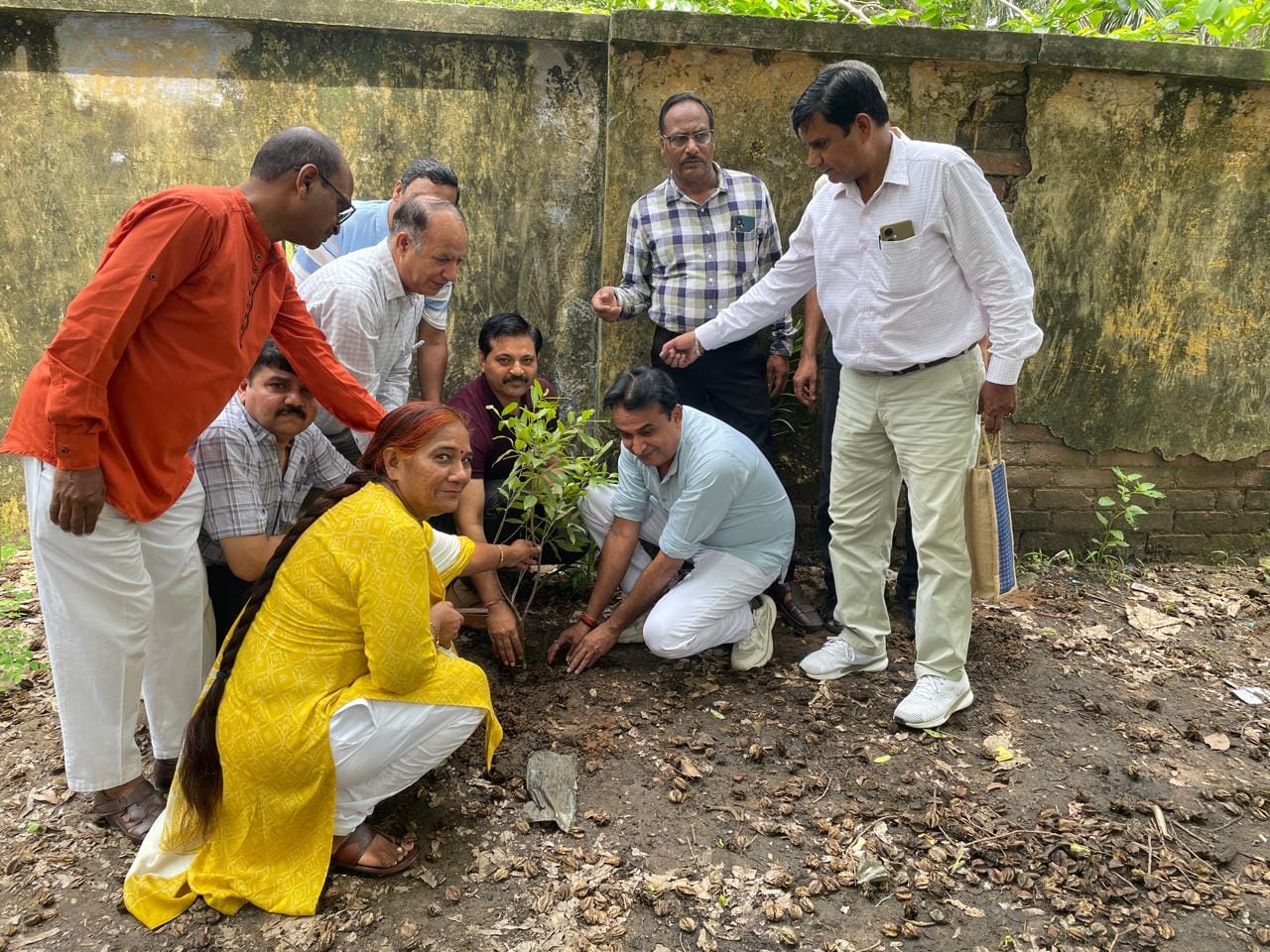 गांव के अली रामपुर में आयोजित वृ हद पौधारोपण कार्यक्रम में पौधारोपंते एमएलसी अश्वनी त्यागी वह भ