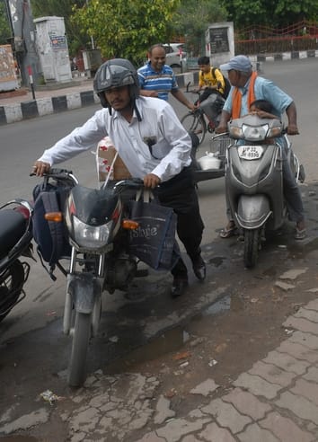 ई-20 पेट्रोल से गाड़ियों के खराब होने का किया जा रहा दावा।