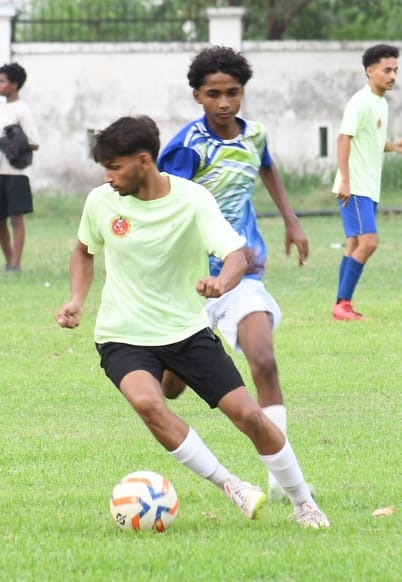 जिला फुटबॉल लीग में चौक स्टेडियम में खेले गए मुकाबले में गेंद छीनने के लिए संघर्ष करते खिलाड़ी। जिला फुटबॉल लीग में चौक स्टेडियम में खेले गए मुकाबले में गेंद छीनने के लिए संघर्ष करते खिलाड़ी।