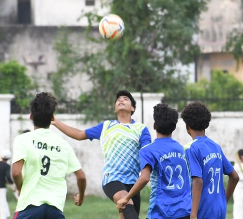 जिला फुटबॉल लीग में चौक स्टेडियम में खेले गए मुकाबले में गेंद छीनने के लिए संघर्ष करते खिलाड़ी। जिला फुटबॉल लीग में चौक स्टेडियम में खेले गए मुकाबले में गेंद छीनने के लिए संघर्ष करते खिलाड़ी।