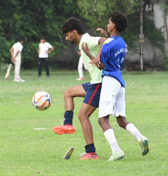 जिला फुटबॉल लीग में चौक स्टेडियम में खेले गए मुकाबले में गेंद छीनने के लिए संघर्ष करते खिलाड़ी। जिला फुटबॉल लीग में चौक स्टेडियम में खेले गए मुकाबले में गेंद छीनने के लिए संघर्ष करते खिलाड़ी।