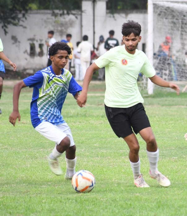 जिला फुटबॉल लीग में चौक स्टेडियम में खेले गए मुकाबले में गेंद छीनने के लिए संघर्ष करते खिलाड़ी। जिला फुटबॉल लीग में चौक स्टेडियम में खेले गए मुकाबले में गेंद छीनने के लिए संघर्ष करते खिलाड़ी।